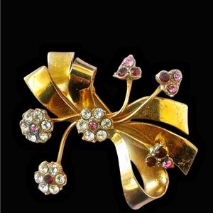 Vintage Coro Gold Tone Brooch w/Pink, Red, Crystal Stones